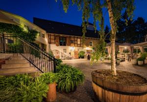 ein Haus mit einem Baum im Innenhof in der Nacht in der Unterkunft Romantik Hotel am Brühl in Quedlinburg