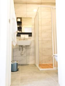 y baño con lavabo y ducha. en 6 Hane Üsküdar Serviced Apartments en Estambul