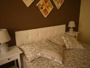 基耶蒂的住宿－B&B Abruzzo Mare e Monti，一间卧室配有一张带两张桌子和两盏灯的床。