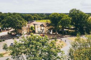 - une vue aérienne sur une maison et une rue dans l'établissement Hotel Zum Grunewald, à Dinslaken