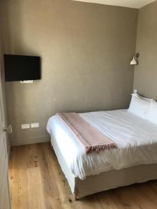 une chambre avec un lit et une télévision à écran plat dans l'établissement Les Terrasses de Padoue, à Corte 30 autres photos