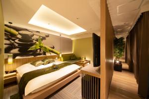 um quarto com uma cama e um mural de parede em ホテル Tiger & Dragon 男塾ホテルグループ em Gifu