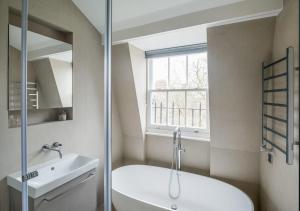 Mirabilis Apartments, Wells Court tesisinde bir banyo