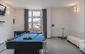 salon ze stołem bilardowym w obiekcie House Hermes w mieście Pavicini