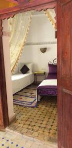 1 dormitorio con 1 cama con dosel en Riad Anass Al Ouali, en Fez