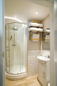 a bathroom with a shower and a sink at Hunters Lodge Inn in Totnes