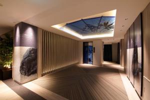 岐阜的住宿－ホテル Tiger & Dragon 男塾ホテルグループ，走廊上设有天花板和玻璃窗