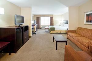um quarto de hotel com um sofá e uma televisão em Holiday Inn Express Hotel & Suites Nogales, an IHG Hotel em Nogales