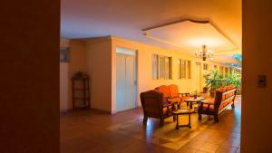 Hotel Monserrat في كوتشابامبا: غرفة معيشة مع طاولة وكراسي