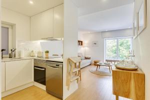 Cuisine ou kitchenette dans l'établissement Wood Premium Downtown Apartment by DA'HOME