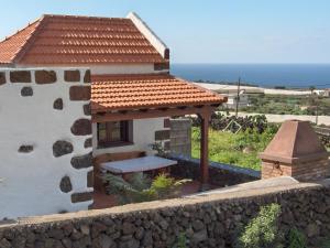 una casa con una mesa de picnic y una pared de piedra en Casa rural Antonio García, en La Frontera