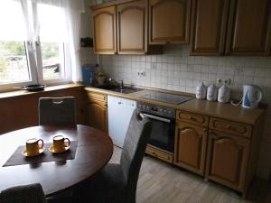 uma cozinha com uma mesa de madeira, uma mesa e cadeiras em Dein Zuhause auf Zeit em Heringen