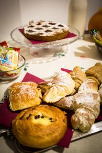 un plato de pasteles y pasteles en una mesa en B&B Villa Adriana, en Tívoli