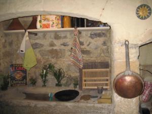 una cocina falsa con fregadero en una habitación en Grand Argence, en Fourques