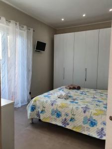 ein Schlafzimmer mit einem Bett, auf dem ein Stofftier liegt in der Unterkunft The Sweet Home of Milazzo in Milazzo + 79 Fotos