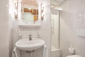 Vannituba majutusasutuses Hotel & Spezialitätenrestaurant zur Linde