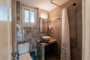 een badkamer met toilet en wastafel bij Cyclades Luxury Studios in Nea Potidaea +94 foto's