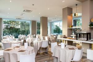 A restaurant or other place to eat at Hotel Greif Még 30 kép