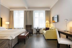 Postel nebo postele na pokoji v ubytování Elite Hotel Savoy
