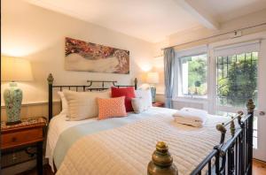 
A bed or beds in a room at Brentwood Accommodation B&B Apartments - Yarra Valley
