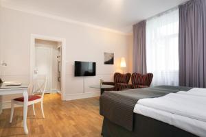 TV a/nebo společenská místnost v ubytování Elite Hotel Savoy