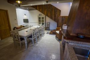 a dining room with a long table and chairs at Casa Áurea Boya in Boya
