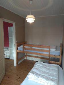 サン・ヴァレリー・シュル・ソンムにあるAu Pied Des Rempartsのベッドルーム1室(二段ベッド2台、照明付)