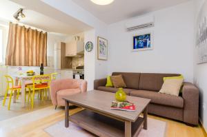 a living room with a couch and a table at Villa La Vagabonda in Orasac