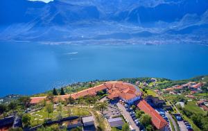 eine Luftansicht eines Resorts mit See und Bergen in der Unterkunft Hotel Le Balze - Aktiv & Wellness in Tremosine sul Garda