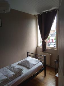 サン・ヴァレリー・シュル・ソンムにあるAu Pied Des Rempartsの窓付きの部屋のベッド1台