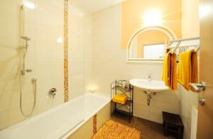 un bagno con vasca, lavandino e doccia di Kerndlerhof a Ybbs an der Donau