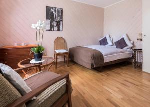 a bedroom with a bed and a table at Hotel de la Place in Vevey