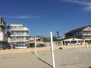 een volleybalnet in het zand op een strand bij Briza pe promenada in Mamaia Nord – Năvodari