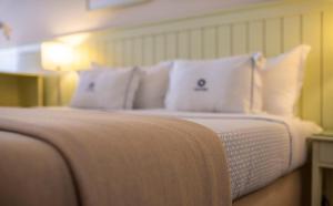 Un pat sau paturi într-o cameră la Algarve Casino Hotel
