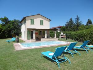 une villa avec piscine devant une maison dans l'établissement Casa Laura Capannori, à Capannori