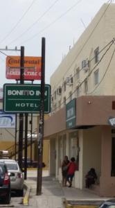 um sinal de rua em frente a um hotel em BONITTO INN® Mante em El Mante
