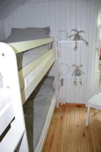 Ein Etagenbett oder Etagenbetten in einem Zimmer der Unterkunft Bullerby & Meer - Ferienhaus Lotta