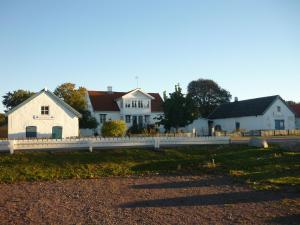 una casa blanca con una valla delante en Blå Flagg, en Köpingsvik