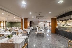 Apartamentos Spa Villa Pasiega tesisinde bir restoran veya yemek mekanı