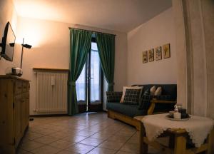 - un salon avec un canapé et une table dans l'établissement Casa Mezzavalle, à Pelugo