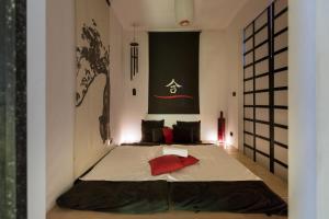 sypialnia z dużym łóżkiem w pokoju w obiekcie Silver Hotel w mieście Matino