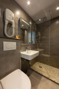 Ένα μπάνιο στο LOGIS Hôtel 15 Montparnasse