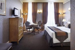 a hotel room with a bed and a desk at Londra Palace Venezia in Venice