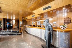 una estatua de un hombre de pie en un bar en Yomo Imperial, en Sant Julià de Lòria