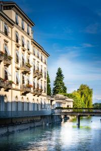 Výhled na řeku, která protéká v blízkosti hotelu