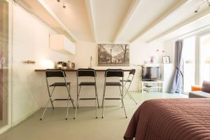 uma cozinha com três bancos de bar num quarto em Quiet apartment for 4 at park in center em Amsterdã