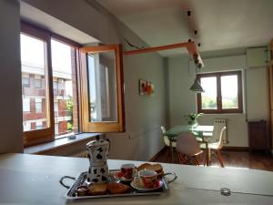 Cozy Open Space in Via Castel del Monte في أندريا: مطبخ مع طاولة مع صينية من الكعك