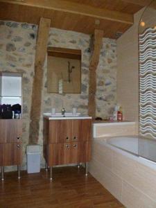 uma casa de banho com uma banheira e um lavatório e uma banheira em Gite Clara em Bassignac-le-Haut