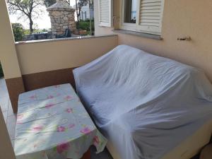 Bett in einem Zimmer mit Fenster in der Unterkunft Studio app Ana in Kostrena