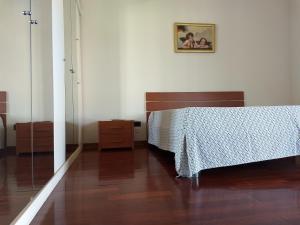 安德里亞的住宿－Cozy Open Space in Via Castel del Monte，一间卧室配有一张带蓝色毯子的床